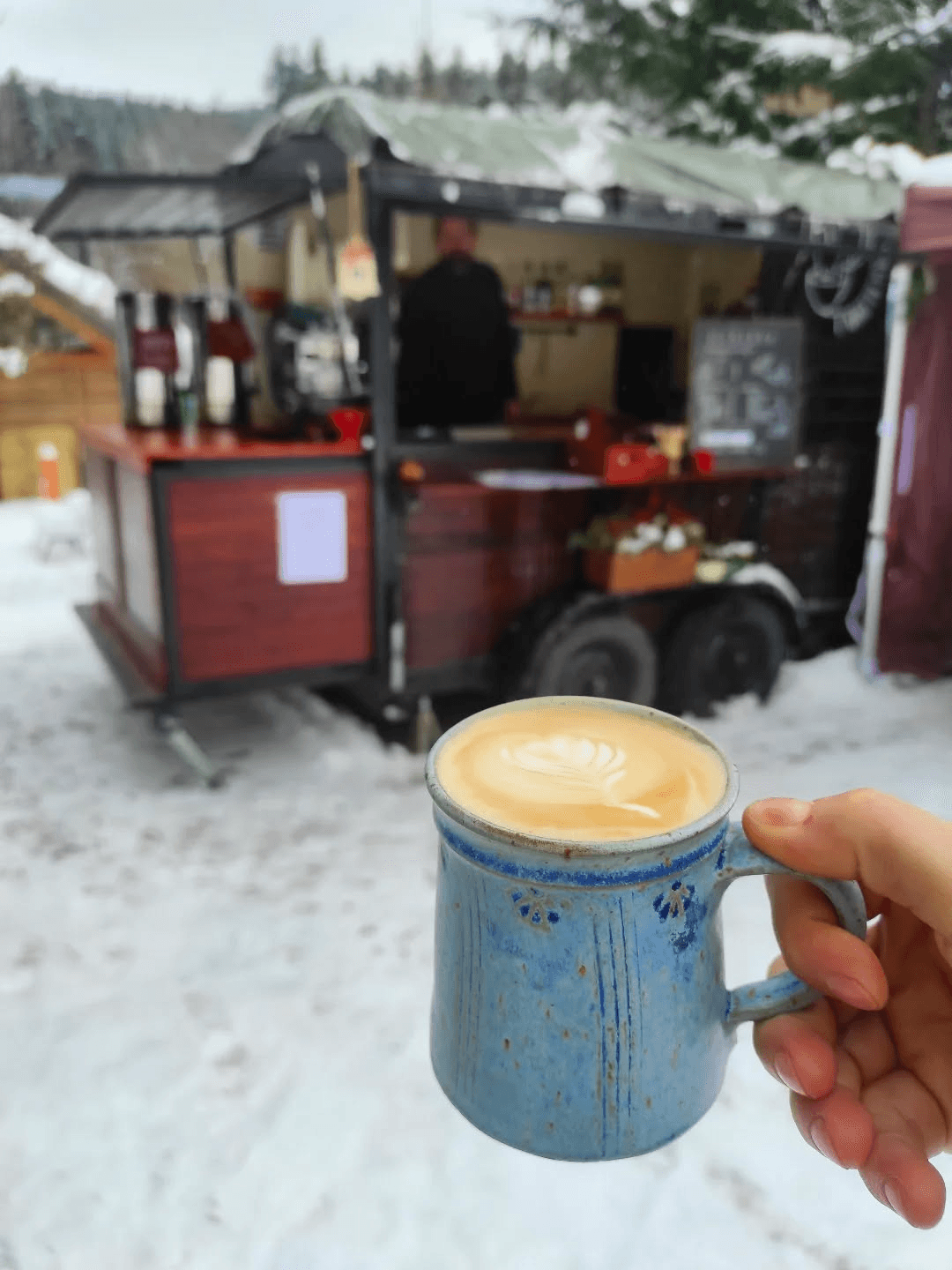 Latte art v šálku – pohled shora